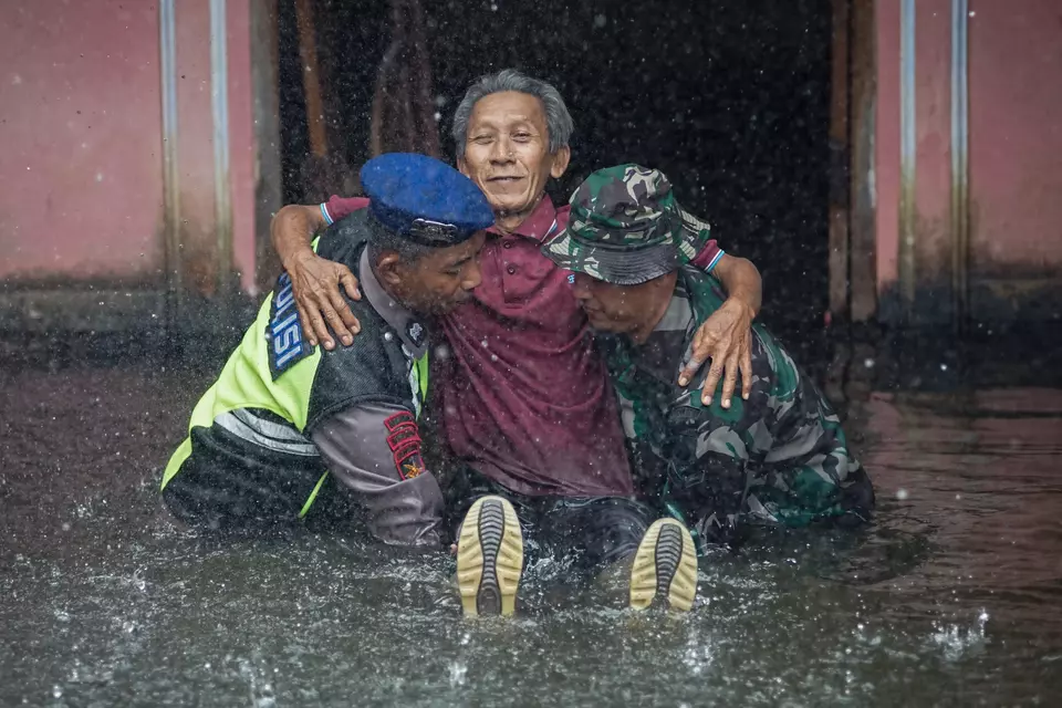 Officers evacuate an elderly man during a flood evacuation simulation in Pekalongan, Central Java, on Nov. 4, 2025. (Antara Photo/Harviyan Perdana Putra) 