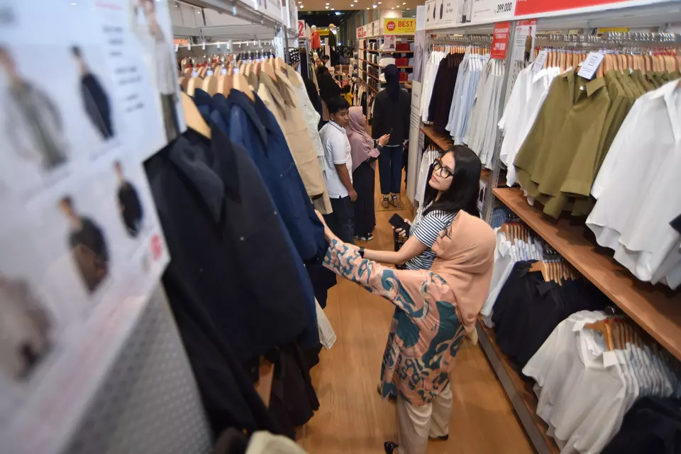Women shop for clothes in Basko City Mall Padang on Oct. 31, 2025. (Antara Photo/Iggoy el Fitra)
