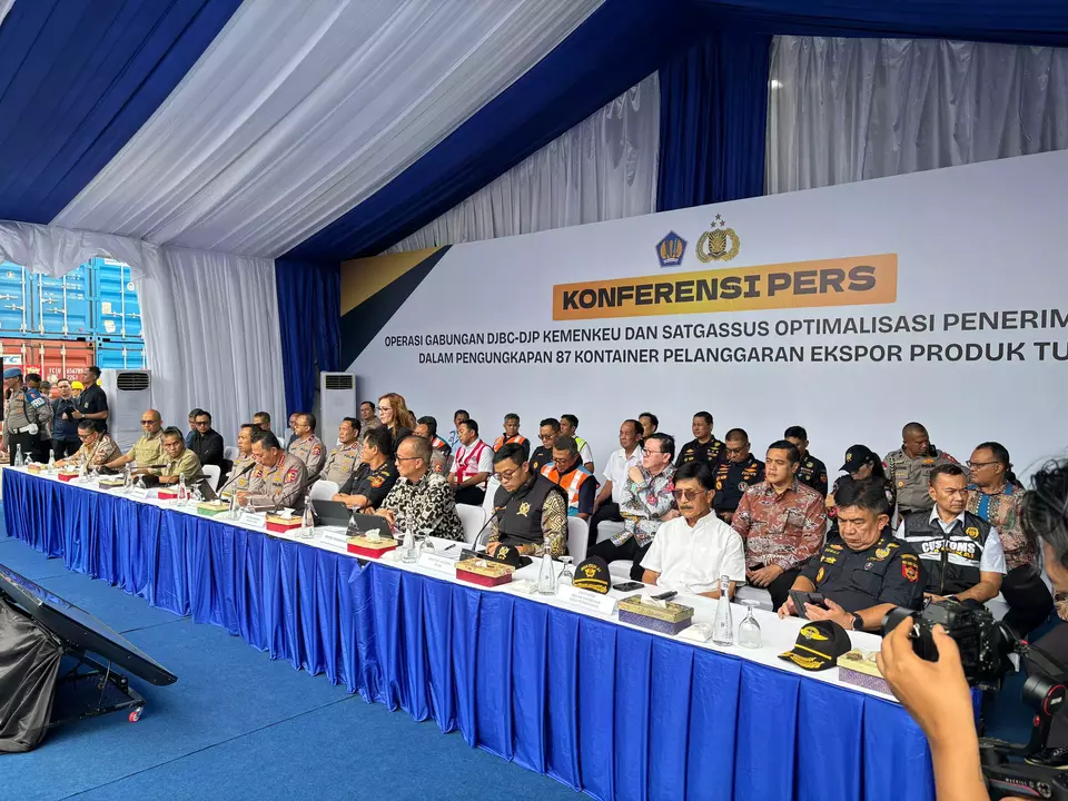 Finance Ministry and National Police officials hold a press conference in Jakarta, Thursday, Nov. 6, 2025, after uncovering 87 containers of illegally exported crude palm oil derivatives worth Rp 28.7 billion. (Beritasatu.com/Alfida Rizky Febrianna)