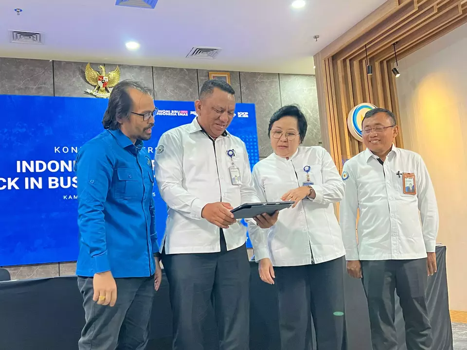 Maritime Affairs and Fisheries Ministry officials brief the press in Jakarta on Thursday, Nov. 6, 2025, saying Indonesia has resumed shrimp exports to the United States after clearing safety checks linked to a radioactive contamination alert. Seven export containers worth $1.22 million have departed since Oct. 31, 2025. (Beritasatu.com/Muhammad Farhan)