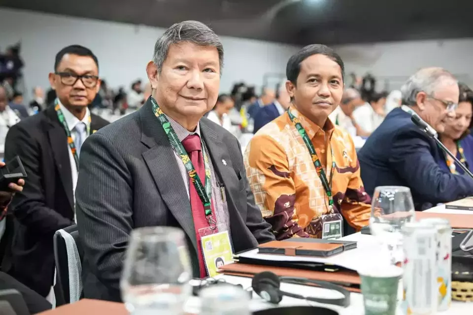 Forestry Minister Raja Juli Antoni (third from left) accompanies Presidential Special Envoy for Climate Change and Energy Hashim Djojohadikusumo (second from left) at the Climate Summit in Belém, Brazil, Thursday (Nov. 6, 2025). (Handout/Forestry Ministry)