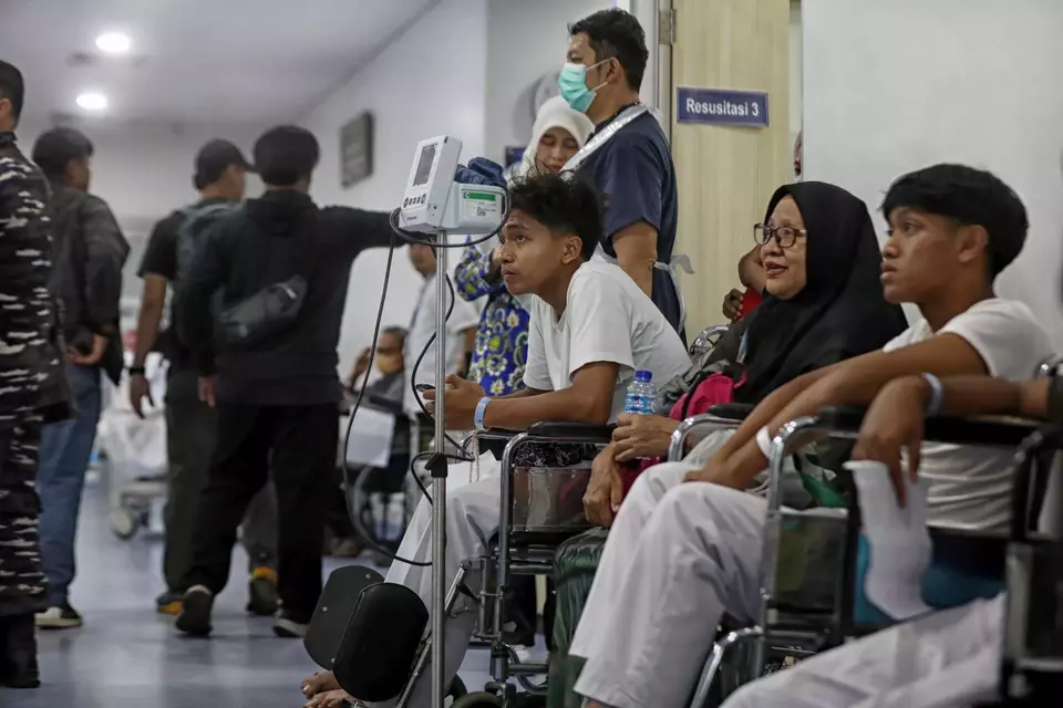 Students receive treatment at Jakarta Islamic Hospital in Cempaka Putih after an explosion at a mosque belonging to the Jakarta State High School (SMAN) 72 on Friday, Nov. 7, 2025. (B-Universe Photo/Joanito De Saojoao)