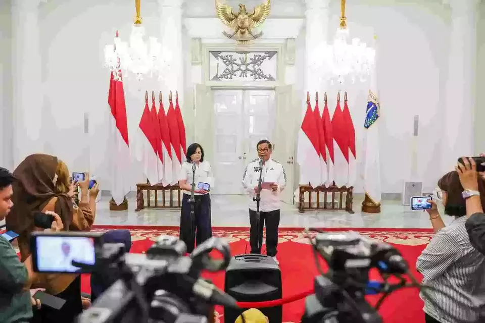 Jakarta Governor Pramono Anung and Lusiana Herawati, Head of the Jakarta Revenue Authority, deliver a press statement on the city's vehicle tax penalty waiver policy at City Hall, Jakarta, Sunday, Nov. 9, 2025. (Photo courtesy of Jakarta Provincial Government)