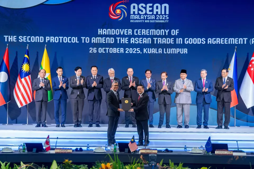 The handover ceremony of the second protocol to amend the ASEAN Trade in Goods Agreement (ATIGA) in Kuala Lumpur on Oct. 26, 2025. (Photo Courtesy of Trade Ministry)