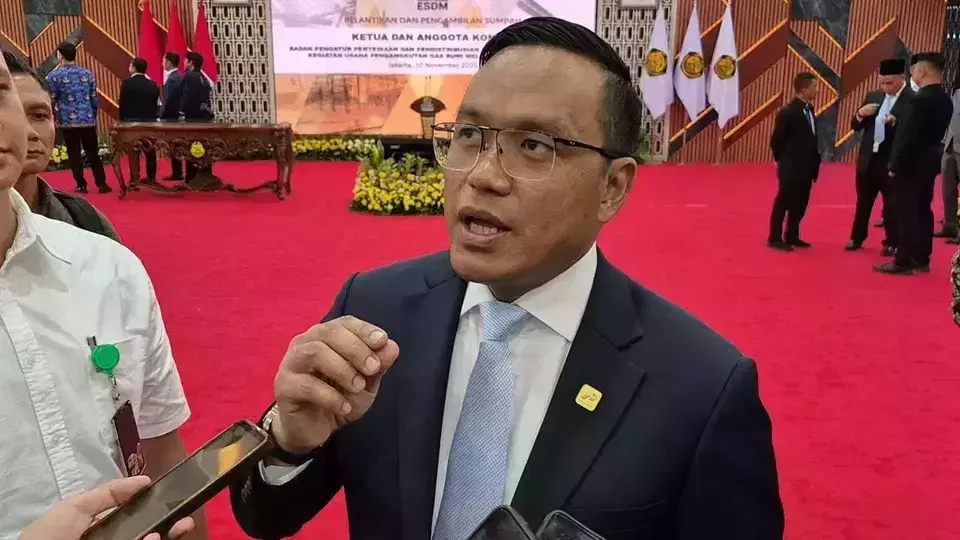 Pertamina President Director Simon Aloysius Mantiri speaks to reporters at the Energy and Mineral Resources Ministry office in Jakarta. (B-Universe Photo/Bambang Ismoyo)