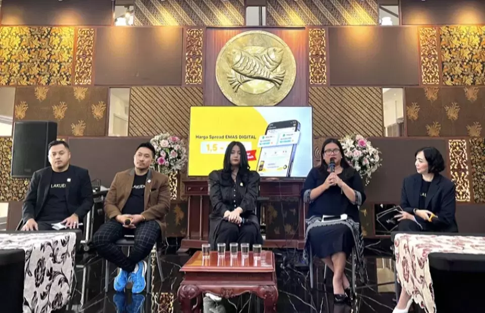 Lakuemas hosts a talk show titled 