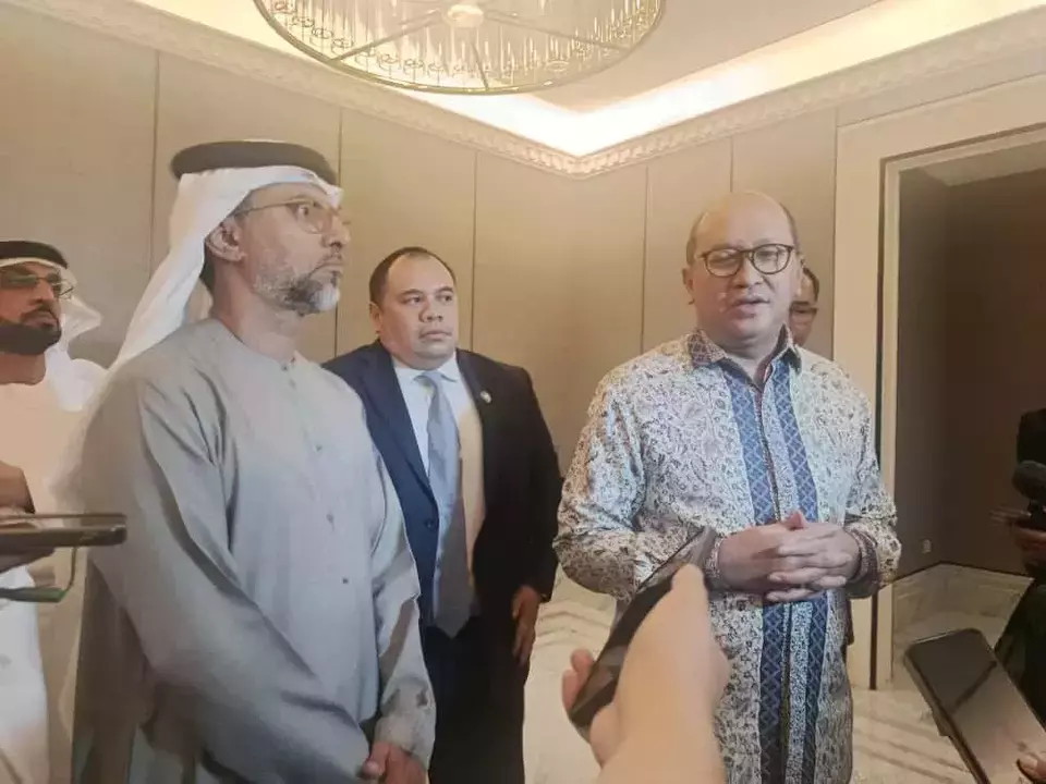 Danantara's chief executive officer Rosan Roeslani and Emirati Energy Minister Suhail Mohamed Al Mazrouei hold a press conference after their bilateral talks in Jakarta on Nov. 19, 2025. (JG Photo/Jayanty Nada Shofa)