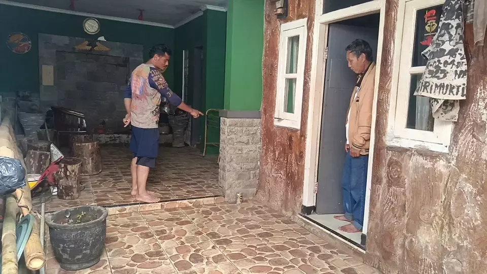 Sadad, a resident of Cijedil Village in Cianjur Regency, West Java, shows the floor of his house, which suddenly became hot and was accompanied by vibrations from below, Thursday, November 20, 2025. (B-Universe Photo/Riski Maulana)