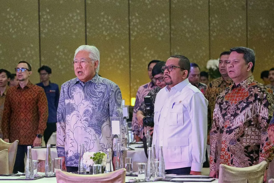 Chief of Staff of the Presidential Office Muhamad Qodari, second right,  B-Universe Executive Chairman Enggartiasto Lukita, third right, and CEO Rio Abdurachman, right, sing the national anthem during the opening of the ESG Appreciation Gala hosted by B-Universe Media Holdings in Jakarta, Thursday, Nov. 20, 2025. (Joanito De Saojoao)