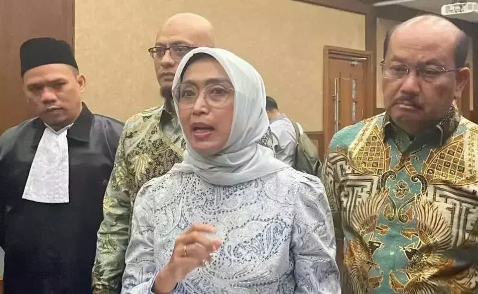 Ira Puspadewi, second right, former CEO of state-run ferry operator ASDP, speaks to journalists accompanied by former ASDP directors Muhammad Yusuf Hadi, left, and Muhammad Adhi Caksono, right, at the Central Jakarta District Court, Thursday,  November 20, 2025. (Antara Photo)
