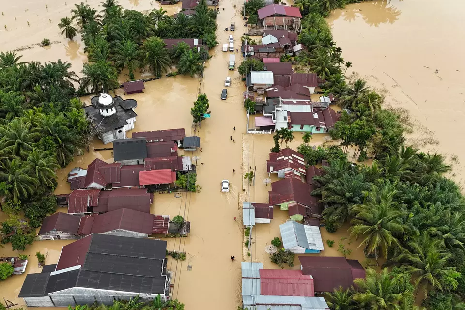 This aerial photo shows a village along the Medan-Banda Aceh main road submerged by floods in Peuribu Village, West Aceh, Aceh, on Thursday, November 27, 2025. (Antara Photo/Syifa Yulinnas)