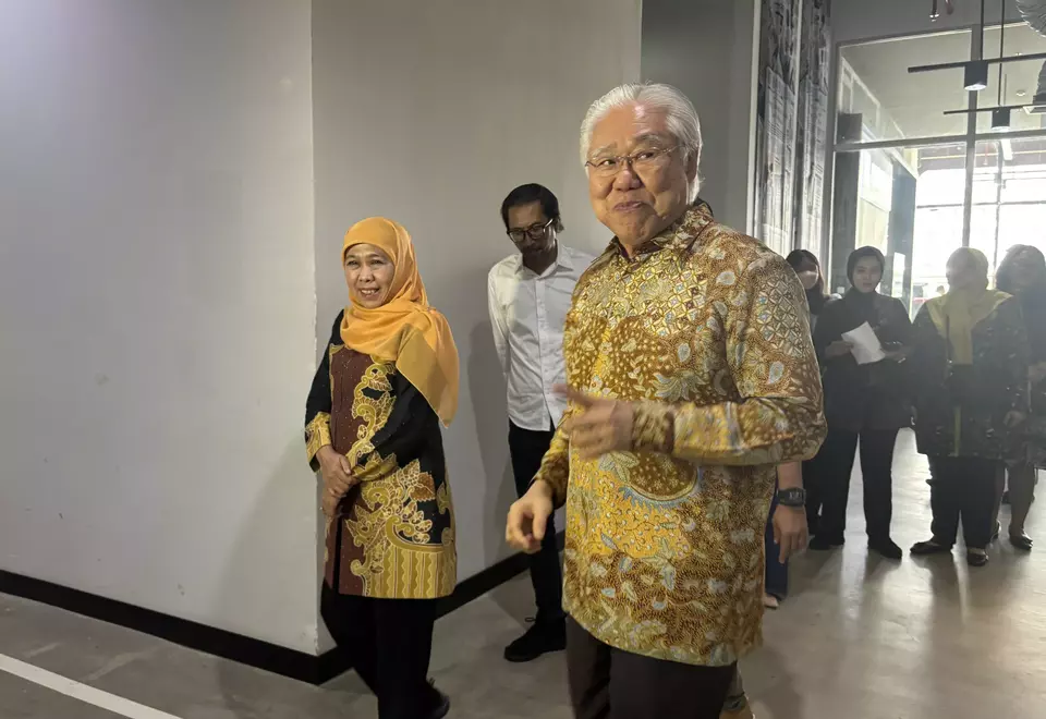 East Java Governor Khofifah Indar Parawansa, left, is received by B-Universe Media Holdings Executive Chairman Enggartiasto Lukita at the B-Universe office in Pantai Indah Kapuk 2, Tangerang, Friday, Nov. 28, 2025. (Agnes Valentina Christa)