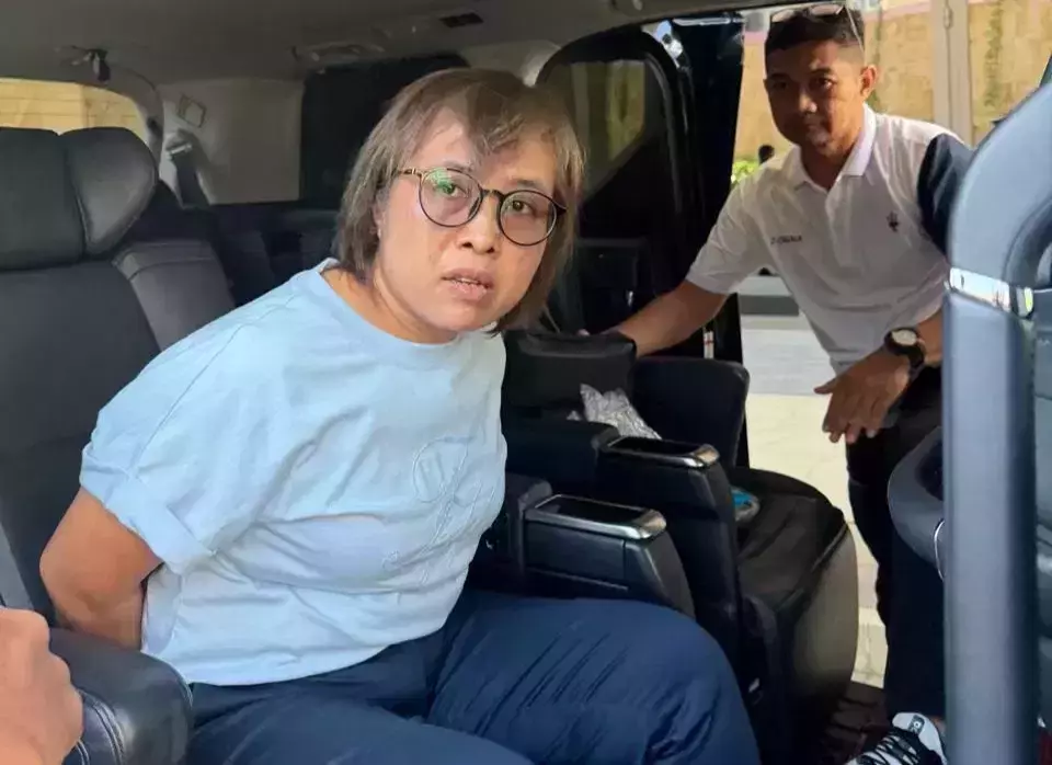 Officers from Indonesia's BNN, BAIS, and Cambodian police arrest fugitive Dewi Astutik, also known as Kak Jinda, in Sihanoukville, Cambodia, on Dec. 1, 2025. (Beritasatu.com)