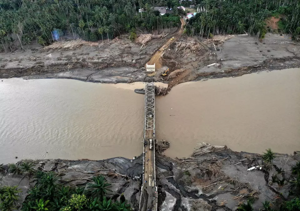 This aerial photo shows the construction of a bridge in Peusangan Siblah Krueng, Bireuen, Aceh, on Sunday, December 7, 2025. The bridge is being built as a temporary replacement for the Kuta Blang Bridge, which collapsed after a flash flood on the Banda Aceh-Medan national highway. (Antara Photo/Irwansyah Putra)