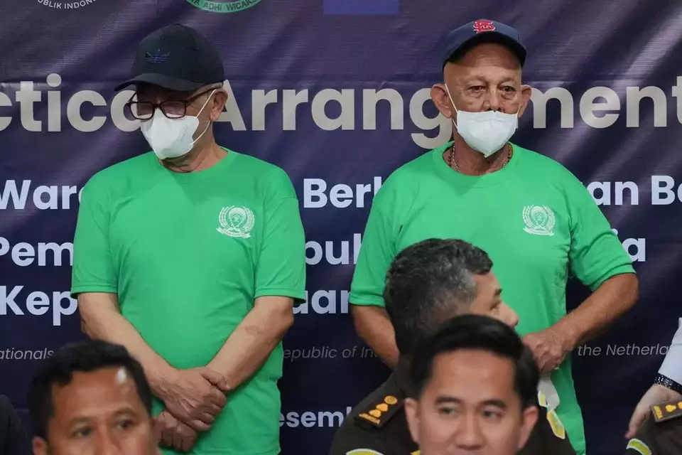 Dutch nationals facing death row Siegfried Mets, right, and serving life in prison, Ali Tokman, left, attend the handover ceremony between the representatives of Indonesian and Dutch government before their repatriation to the Netherlands, at Cipinang Prison in Jakarta, Indonesia, Monday, Dec. 8, 2025. (AP Photo/Tatan Syuflana)

