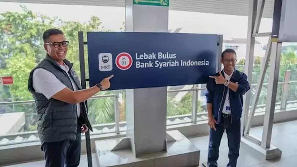 (From left) BSI President Director Anggoro Eko Cahyo and MRT Jakarta President Director Tuhiyat speak together on the platform of the newly named Lebak Bulus-Bank Syariah Indonesia MRT Station. (Hanout)