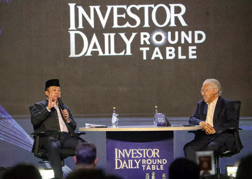 Agrarian and Spatial Planning Minister Nusron Wahid, left, speaks during the Investor Daily Roundtable as host Enggartiasto Lukita looks on in Jakarta, Wednesday, Dec. 10, 2025. (Joanito De Saojoao)