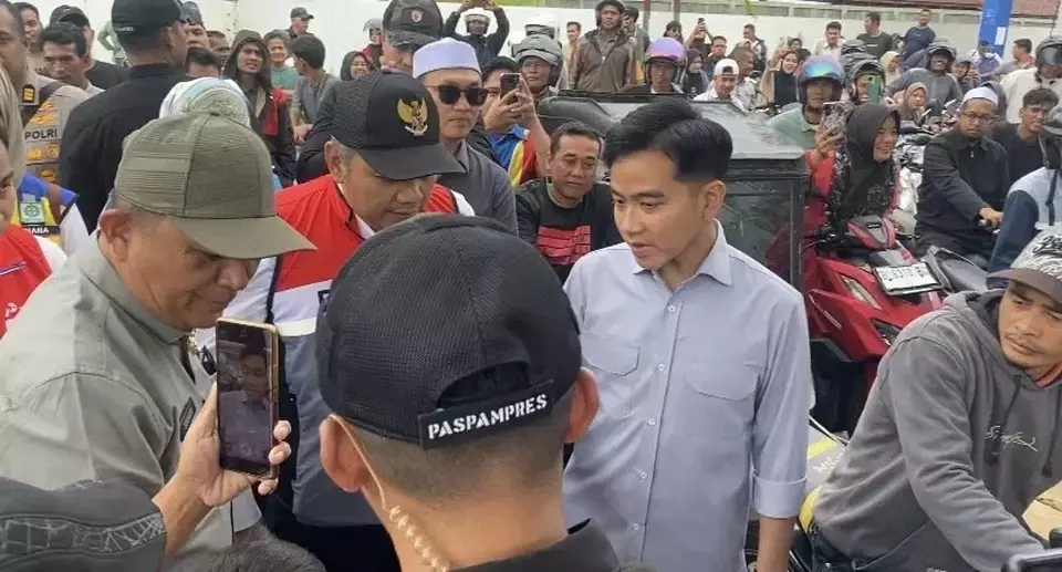 Vice President Gibran Rakabuming Raka inspects a fuel station in Gayo Lues, Aceh, on Wednesday, Dec. 17, 2025, as motorists queue amid gasoline shortages after weeks of severe flooding.(Beritasatu.com/Theressia Silalahi)