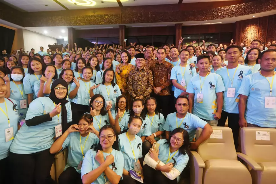 Migrant Worker Protection Minister Mukhtarudin poses for a photo with participants during the 2025 International Migrants Day commemoration at Taman Mini Indonesia Indah in Jakarta on Thursday, December 18, 2025. (David Gita Roza)