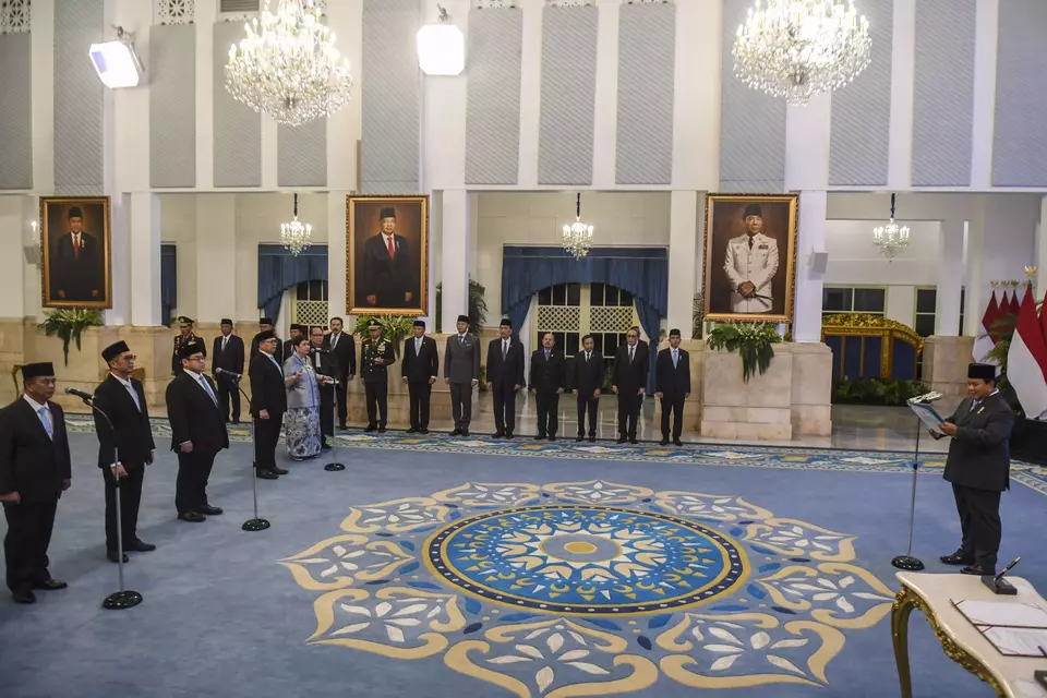 President Prabowo Subianto swears in six new Indonesian ambassadors to various countries at the State Palace in Jakarta, Friday, Dec. 19, 2025. (Antara Photo/Galih Pradipta)