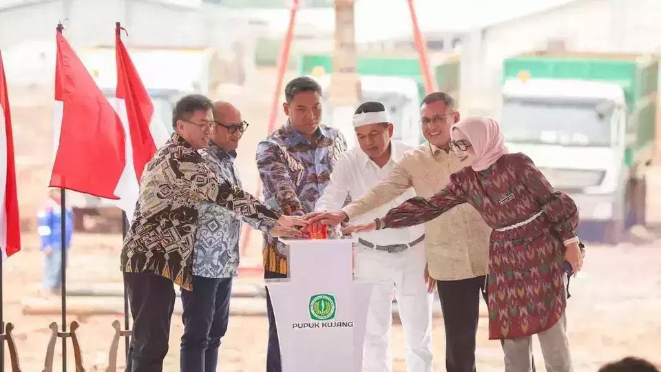 Executives and officials press a ceremonial button during the launch of construction for Pupuk Indonesia's first ammonium nitrate-based NPK fertilizer plant at the Pupuk Kujang industrial complex in Cikampek, West Java. (Photo Courtesy of Pupuk Indonesia)