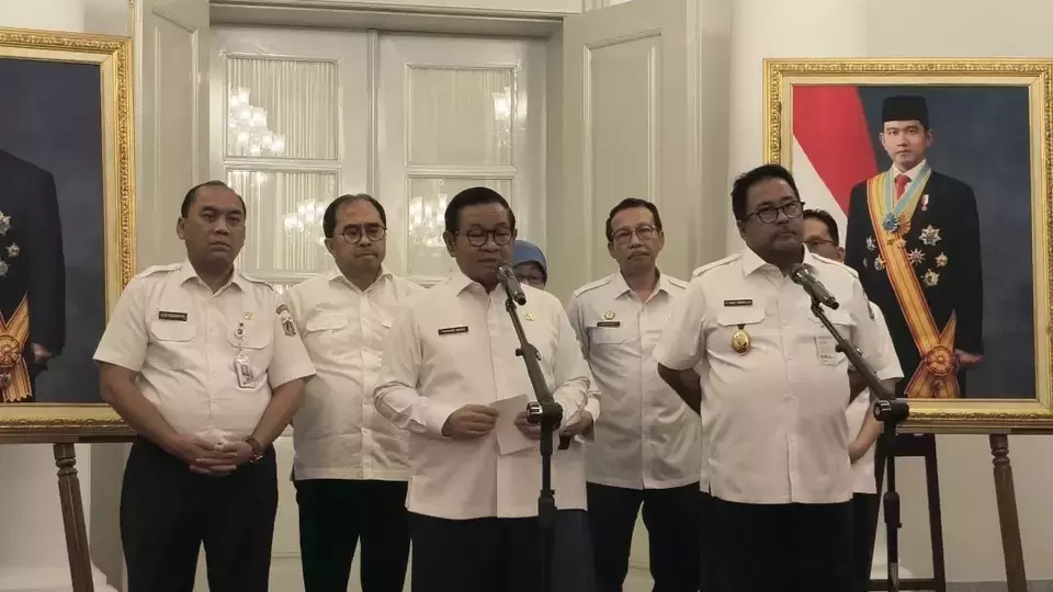Jakarta Governor Pramono Anung announces a 6.17% increase in the capital's provincial minimum wage (UMP) for 2026 at City Hall in Jakarta on Wednesday, Dec. 24, 2025. (Beritasatu.com/Akmalal Hamdhi)