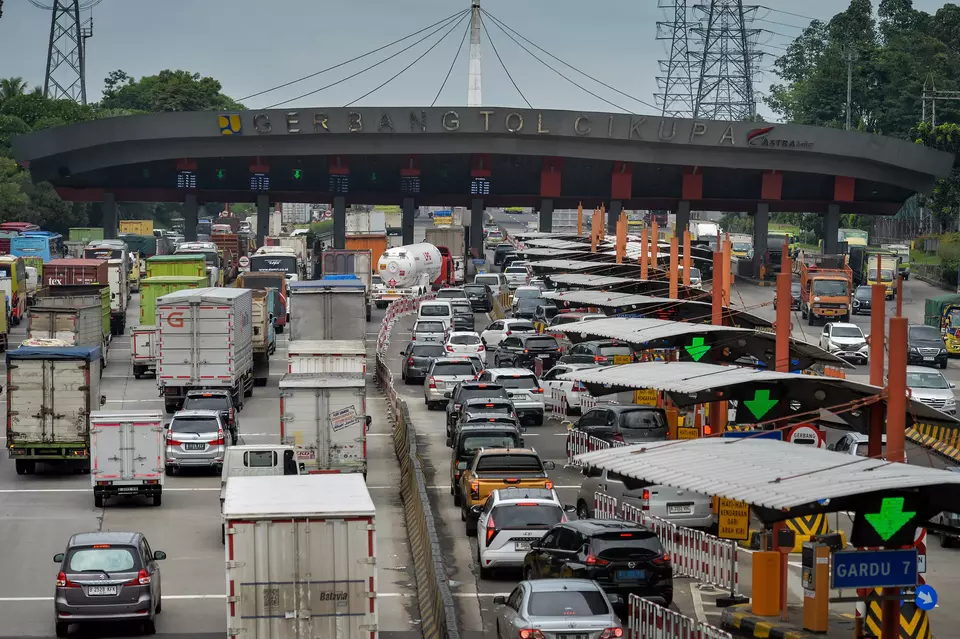 Long lines of vehicles are seen at the Cikupa toll gate in Tangerang regency, Banten, as they exit the Jakarta area on Wednesday, December 24, 2025. (Antara Photo/Putra M. Akbar)