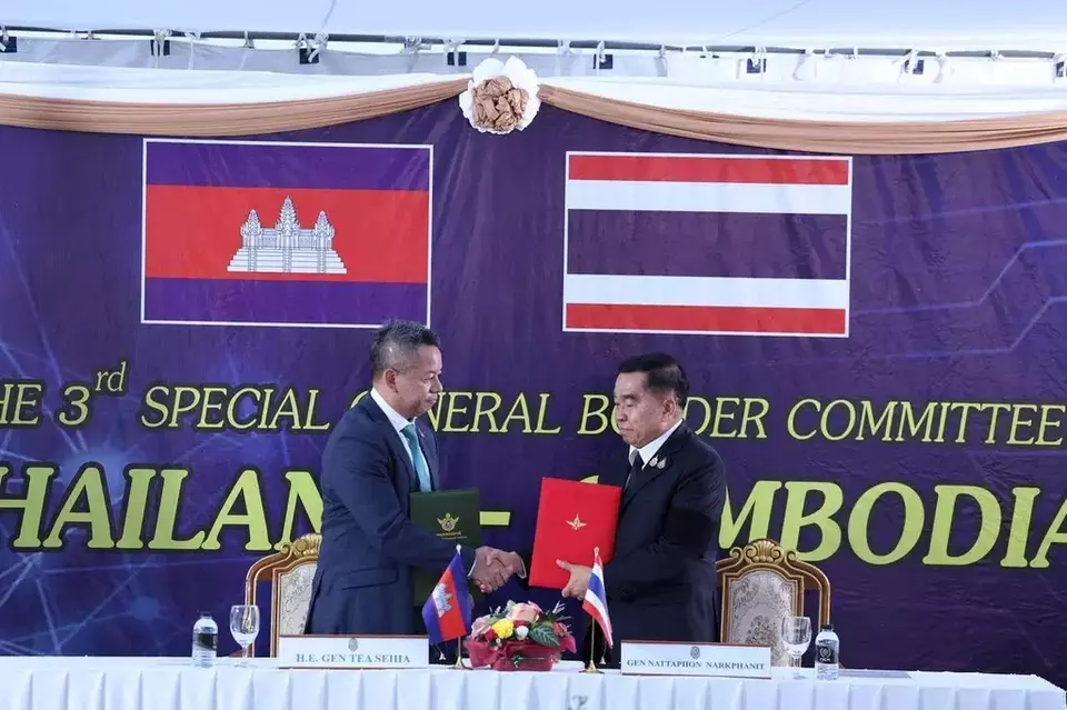 In this photo released by Agence Kampuchea Press (AKP), Cambodian Defense Minister Tea Seiha, left, stands with Thai Defense Minister Natthaphon Narkphanit, right, at the General Border Committee Meeting in Chanthaburi Province, Thailand Saturday, Dec. 27, 2025. (AKP via AP) 