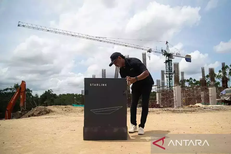 Officers prepare to install the Starlink Flat High Performance Kit at several points in the Indonesian capital, North Penajam Paser, East Kalimantan Province. (Antara Photo/OIKN TBI/rwa).