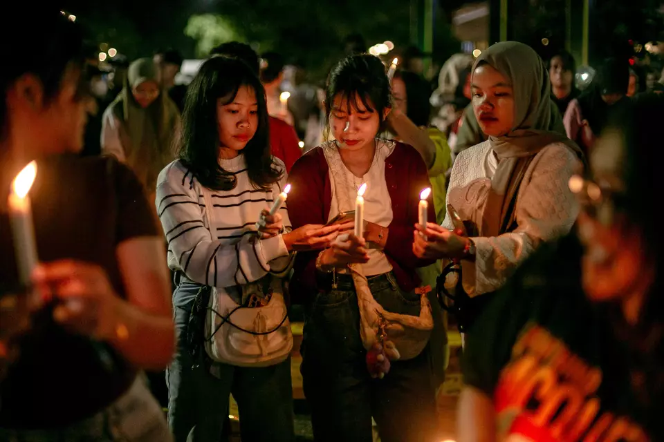 Residents lit candles during New Year celebrations on Jalan Slamet Riyadi, Solo, Central Java, on Wednesday, Dec. 31, 2025. The city government banned fireworks as a gesture of solidarity with victims of floods and landslides in Sumatra. (Antara Photo/Mohammad Ayudha)