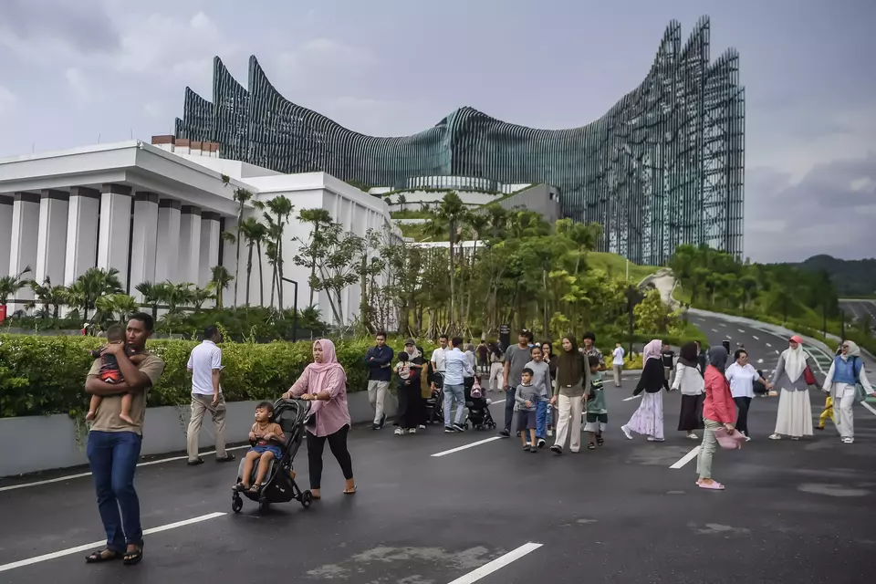 Visitors walk near the State Palace in Indonesia's new capital, Nusantara (IKN), in Penajam Paser Utara, East Kalimantan, on Friday, Dec. 26, 2025.(Antara Photo/M Risyal Hidayat)