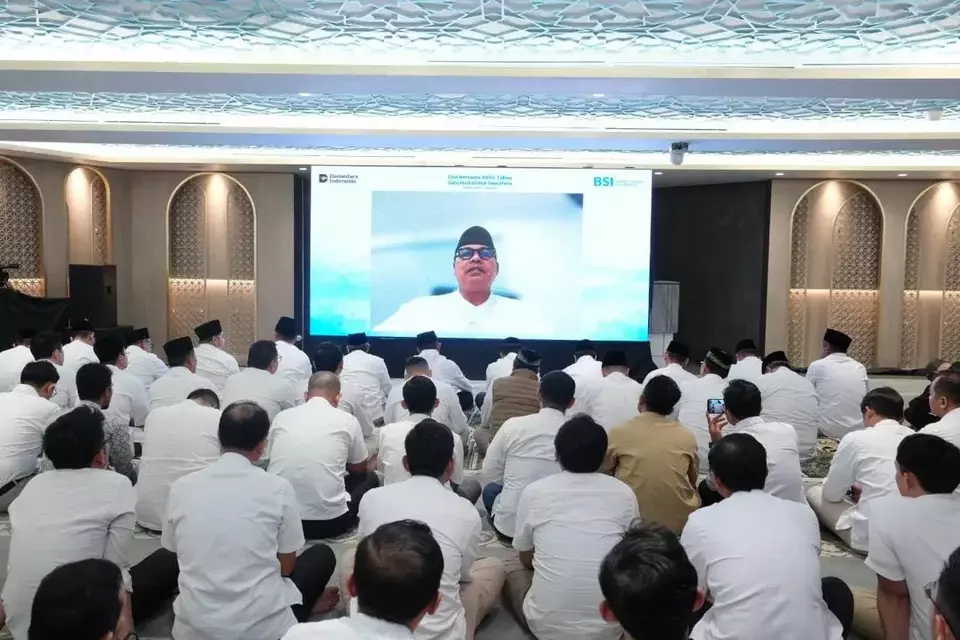 Bank Syariah Indonesia (BSI) President Director Anggoro Eko Cahyo leads a year-end prayer directly from Aceh on Wednesday, Dec. 31, 2025. (Handout)