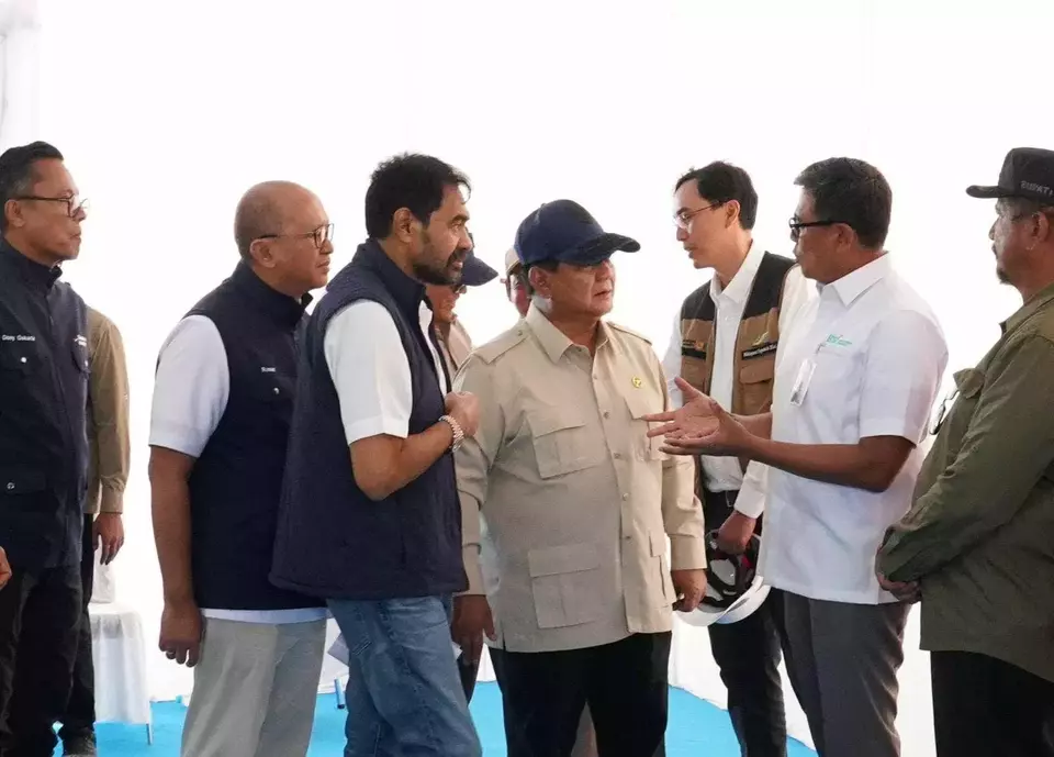 President Prabowo Subianto, center, speaks with Bank Syariah Indonesia President Director Anggoro Eko Cahyo, second from right, during a visit to the construction site of temporary housing for natural disaster victims in Aceh Tamiang on Thursday, Jan. 1, 2025. The president was accompanied by Danantara CEO Rosan Roeslani, second from left; Danantara COO Dony Oskaria, left; and Aceh Governor Muzakir Manaf, third from left. (Handout)
