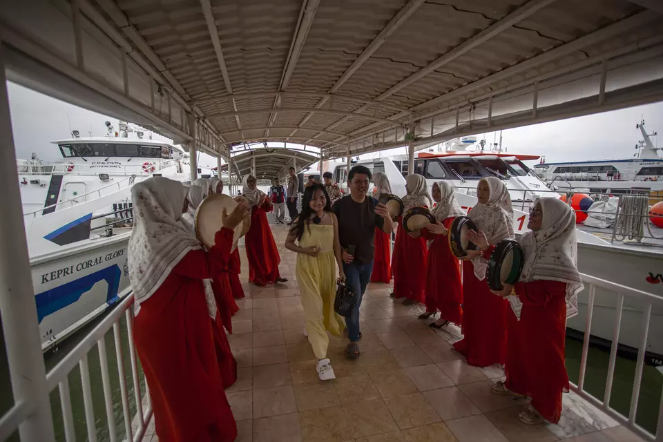 Traditional musical instruments greet foreign tourists arriving in Gold Coast International Airport, Batam, on Jan. 1, 2026. (Antara Photo/Teguh Prihatna)