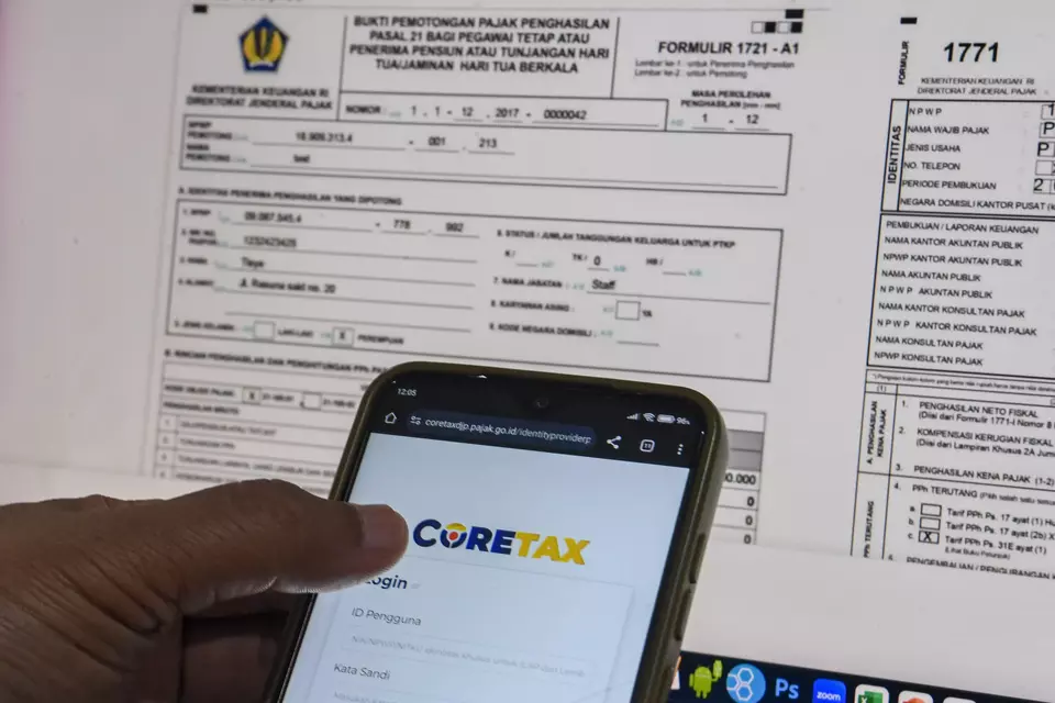A user opens the Coretax Administration System (CTAS) tax application on a mobile phone in Jakarta on Monday, Jan. 5, 2026. (Antara Photo/Muhammad Adimaja)