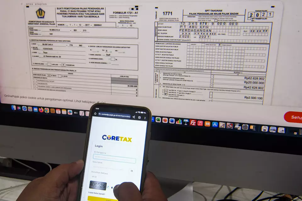 A user opens the Coretax Administration System (CTAS) tax application on a mobile phone in Jakarta on Monday, Jan. 5, 2026. (Antara Photo/Muhammad Adimaja)