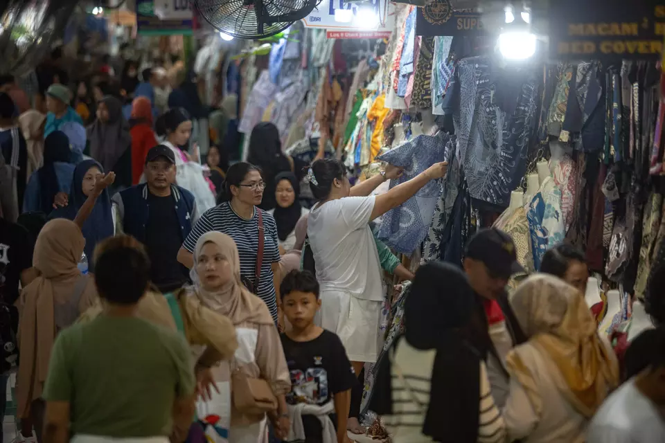 Visitors shops at Beringharjo Market, Yogyakarta, Monday (December 29, 2025). (Antara Photo/Andreas Fitri Atmoko/bar)