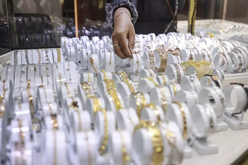 A Galeri 24 shop employee arranges jewelry in Jakarta, Monday, Jan. 5, 2026. (Antara Photo/Dhemas Reviyanto)