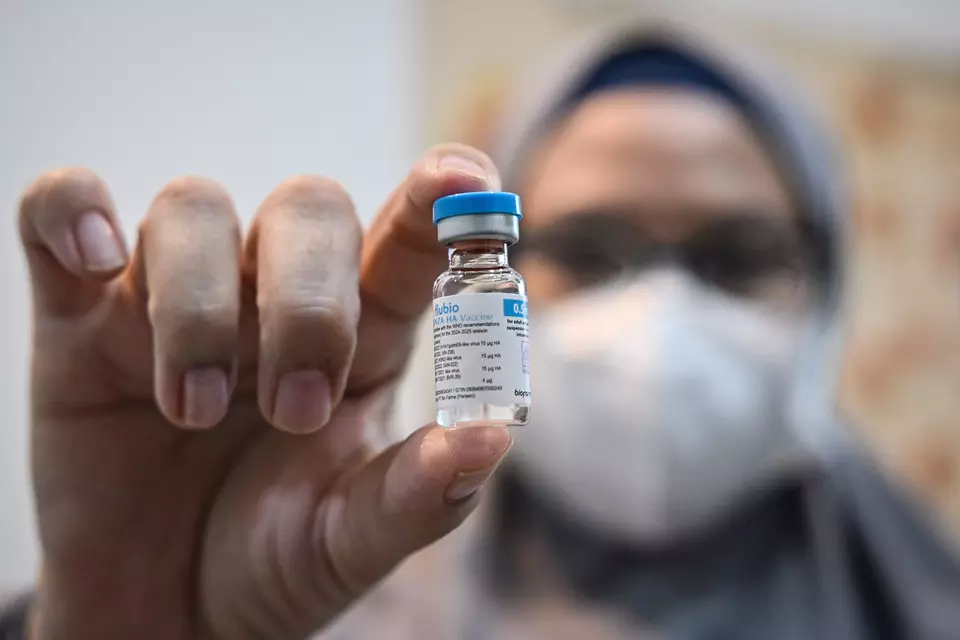 A doctor displays the Flubio influenza vaccine at the Aisyah Primary Clinic, Taman Sari, Jakarta, Monday, Jan. 5, 2026. (Antara Photo/Sulthony Hasanuddin/YU)