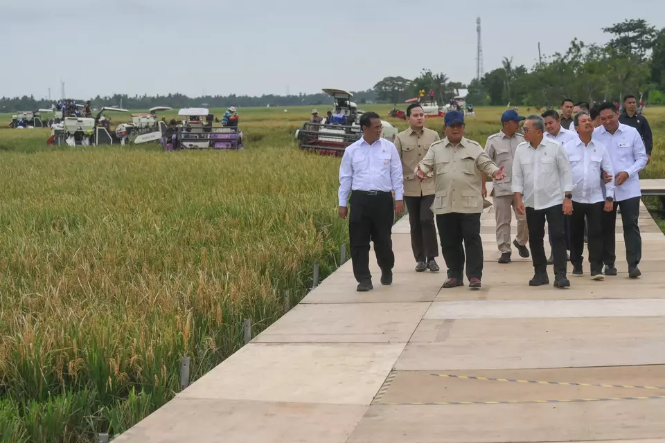 President Prabowo Subianto (center) inspects rice fields during a mass harvest in Cilebar, Karawang, West Java, on Wednesday, Jan. 7, 2026. (Antara Foto/Hafidz Mubarak)