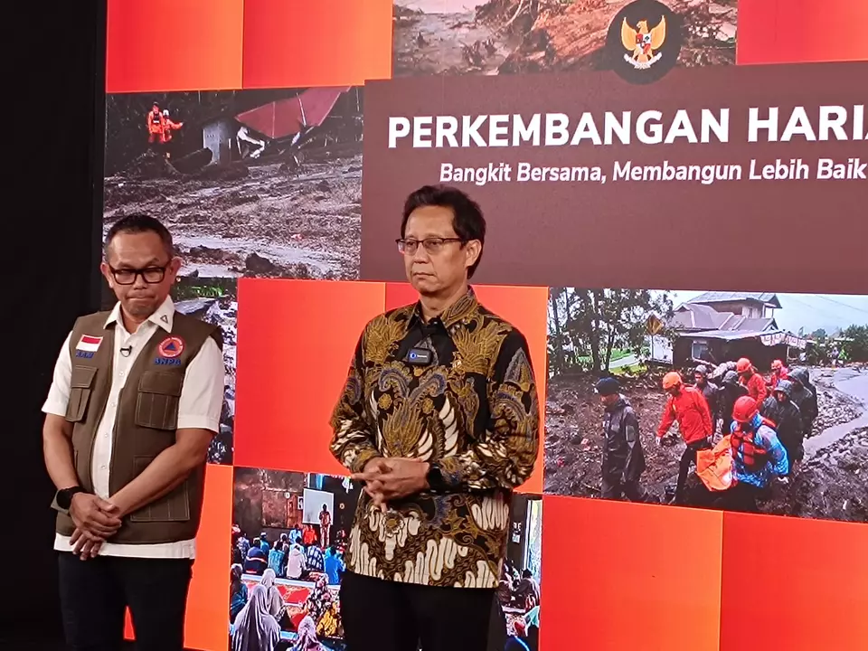 Health Minister Budi Gunadi Sadikin, right, speaks in a media conference at the National Disaster Mitigation Agency (BNPB) office in Jakarta on Wednesday, Jan. 7, 2026. (B-Universe Photo/Yohannes Tobing)