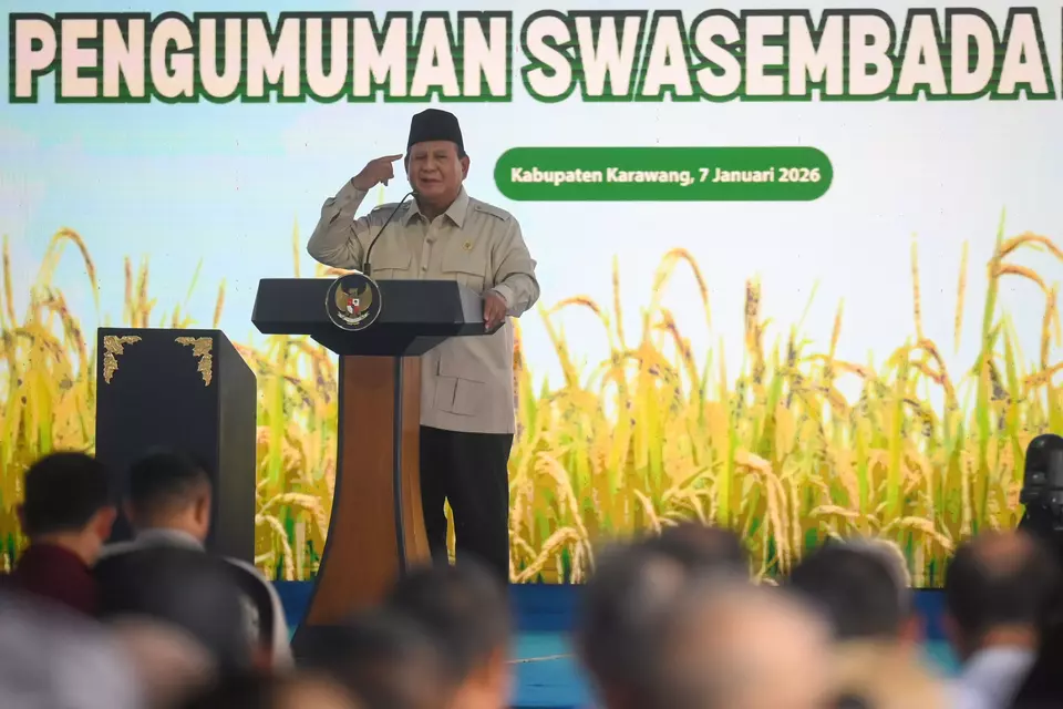 President Prabowo Subianto delivers remarks during a harvest ceremony and the announcement of Indonesia's 2025 national food self-sufficiency in Cilebar, Karawang, West Java, on Wednesday, Jan. 7, 2026. (Antara Foto/ Hafidz Mubarak)