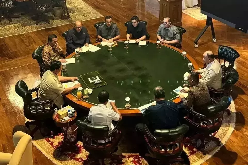 President Prabowo Subianto leads a meeting with several ministers at his private residence in Bogor, West Java, Sunday, Jan. 11, 2026. (Photo courtesy of the Cabinet Secretariat)