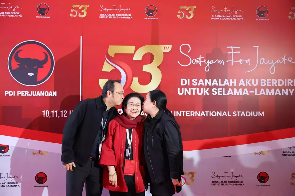 PDI-P chairwoman Megawati Soekarnoputri receives affectionate kisses from her children, Prananda Prabowo, left, and Puan Maharani, during the National Working Meeting marking the party's 53rd anniversary at Beach City International Stadium in Ancol, North Jakarta, on Sunday, Jan. 11, 2026. (Photo courtesy of PDI-P)