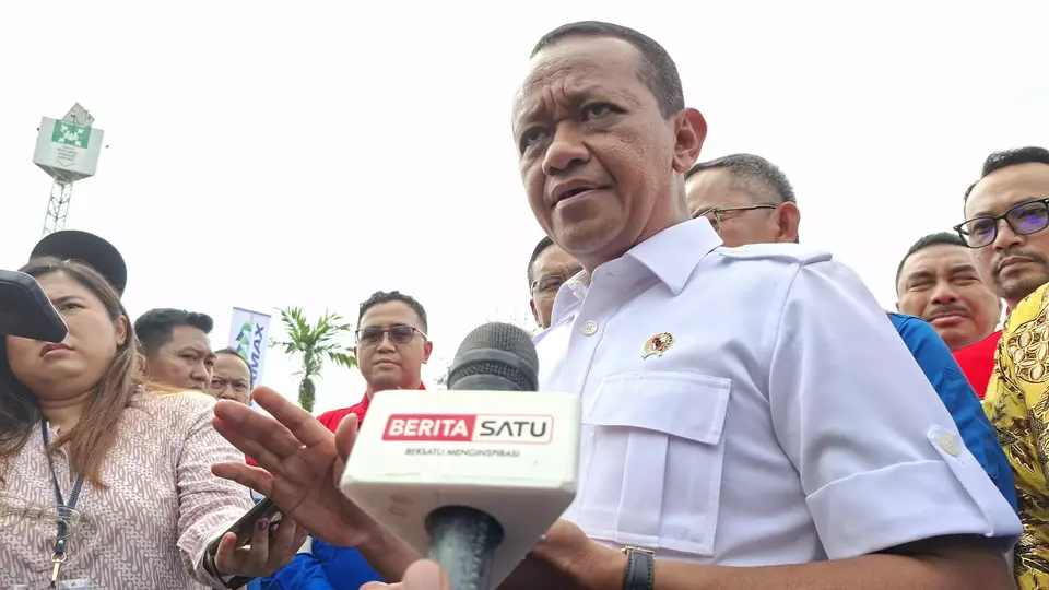 Energy and Mineral Resources Minister Bahlil Lahadalia speaks to reporters during the inauguration of Pertamina's Balikpapan Refinery in East Kalimantan on Monday. (B Universe Photo/Celvin Moniaga Sipahutar)
