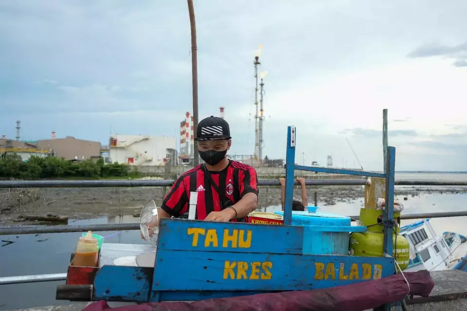 A street food vendor prepares tofu dishes at his cart near the Pertamina Balikpapan refinery area in East Kalimantan. (Photo Courtesy of Pertamina)