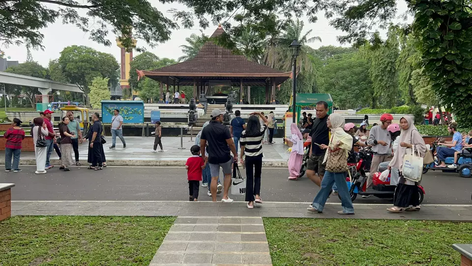 Visitors crowd Taman Mini Indonesia Indah (TMII) in Jakarta as they celebrate the Isra Mi'raj public holiday on Friday, Jan. 16, 2026. (Beritasatu.com/Muhammad Aulia Rahman)