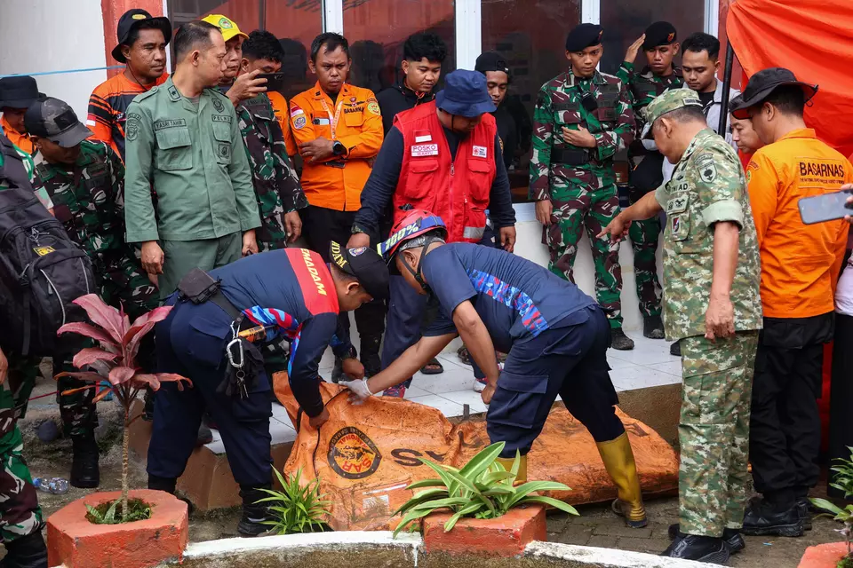 Rescue workers recover engine parts of a crashed plane in Pangkajene and Islands regency, South Sulawesi, on Sunday, Jan. 18, 2026. The ATR 42-500 aircraft with 10 people aboard crashed a day earlier while en route to Makassar. (Antara Photo/Arnas Padda)