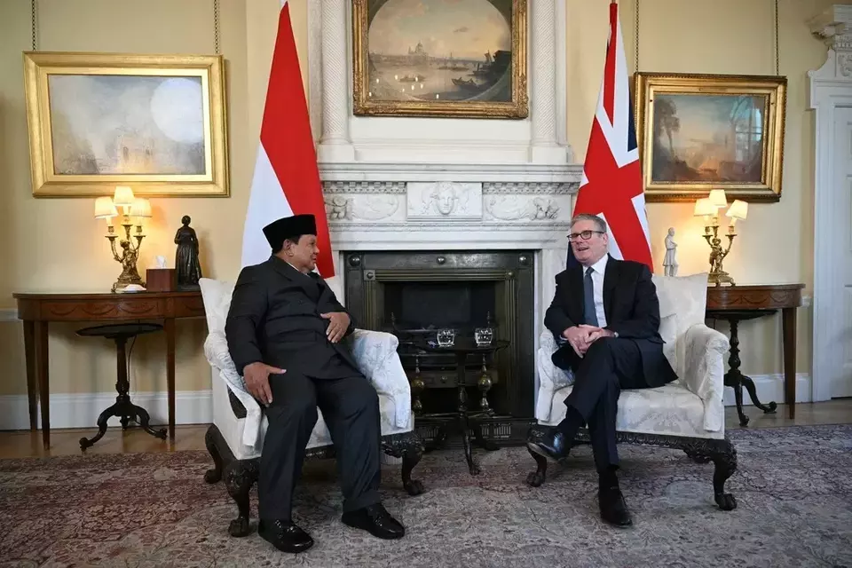 Britain's Prime Minister Keir Starmer, right, welcomes President Prabowo Subianto at the start of their meeting at Downing Street in London, Tuesday, Jan. 20, 2026. (Justin Tallis/Pool Photo via AP)