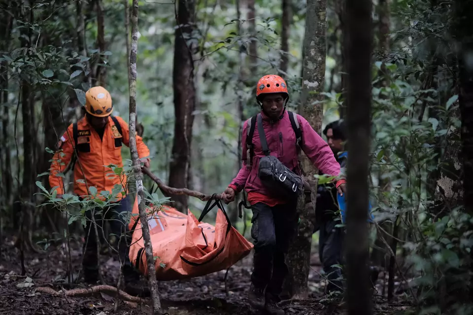 The Joint SAR Team carries a bag containing debris from the IAT ATR 42-500 aircraft on Mount Bulusaraung, Pangkep Regency, South Sulawesi, Sunday, Jan. 18, 2026. (Antara Photo/Muchtamir/Lmo/tom)
